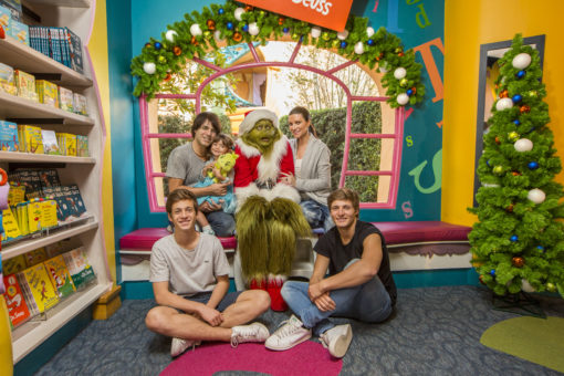Laura Pausini tiene unas Navidades al estilo “Grinchmas” en Universal Orlando Resort