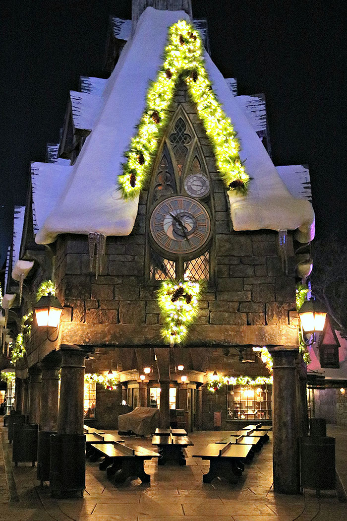 Christmas Decor in The Wizarding World of Harry Potter - Hogsmeade