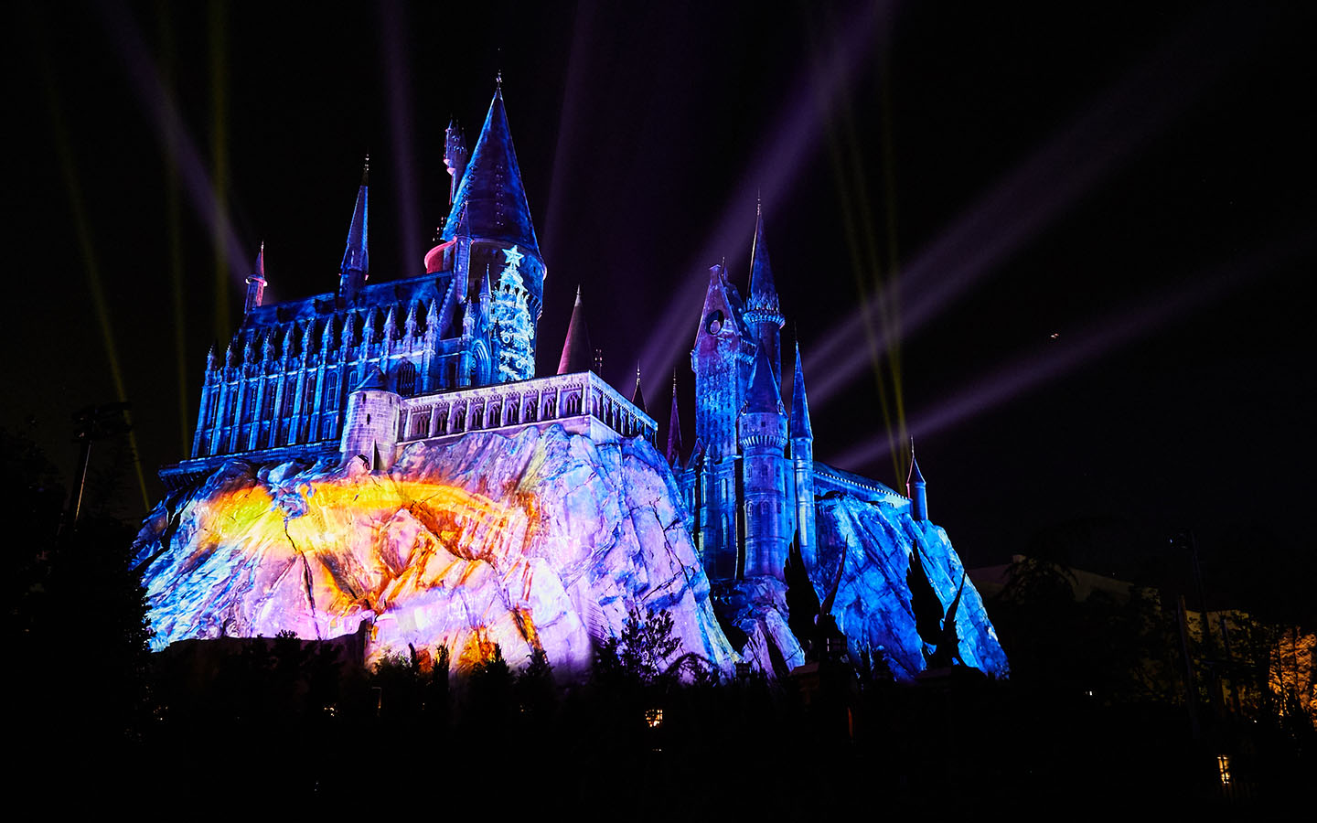 The Magic of Christmas at Hogwarts Castle in The Wizarding World of Harry Potter
