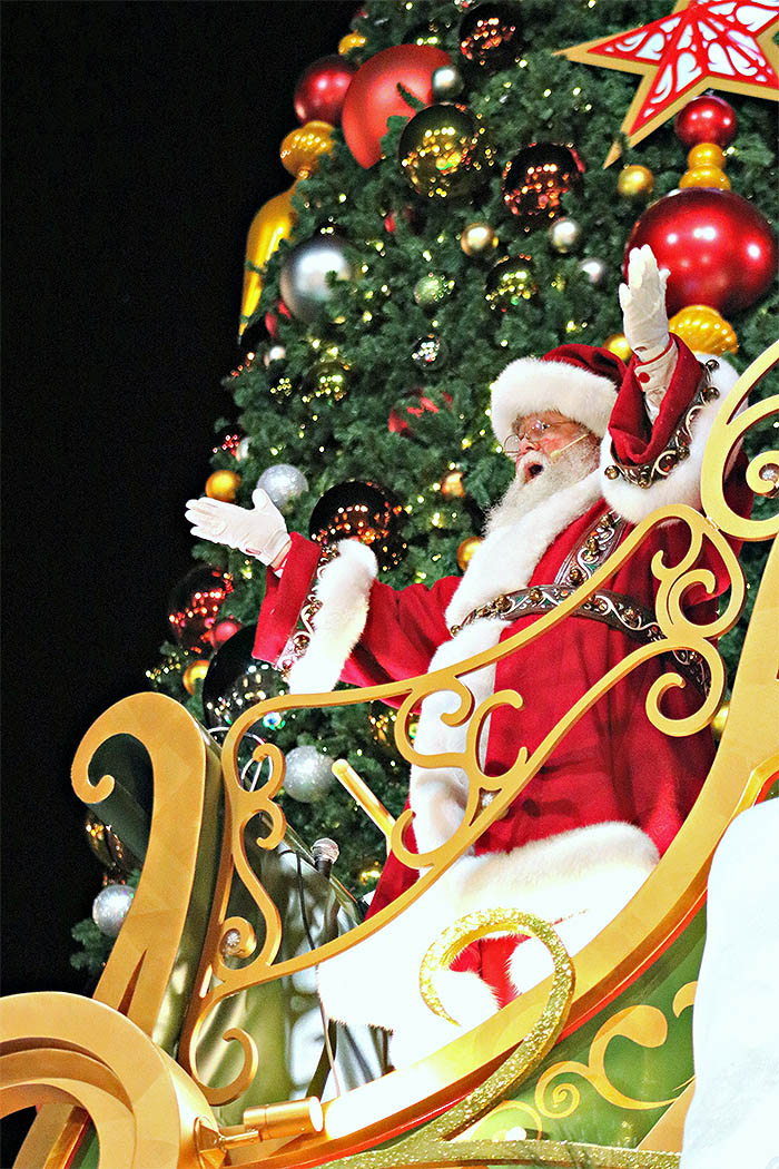 Universal's Holiday Parade featuring Macy's Santa Claus