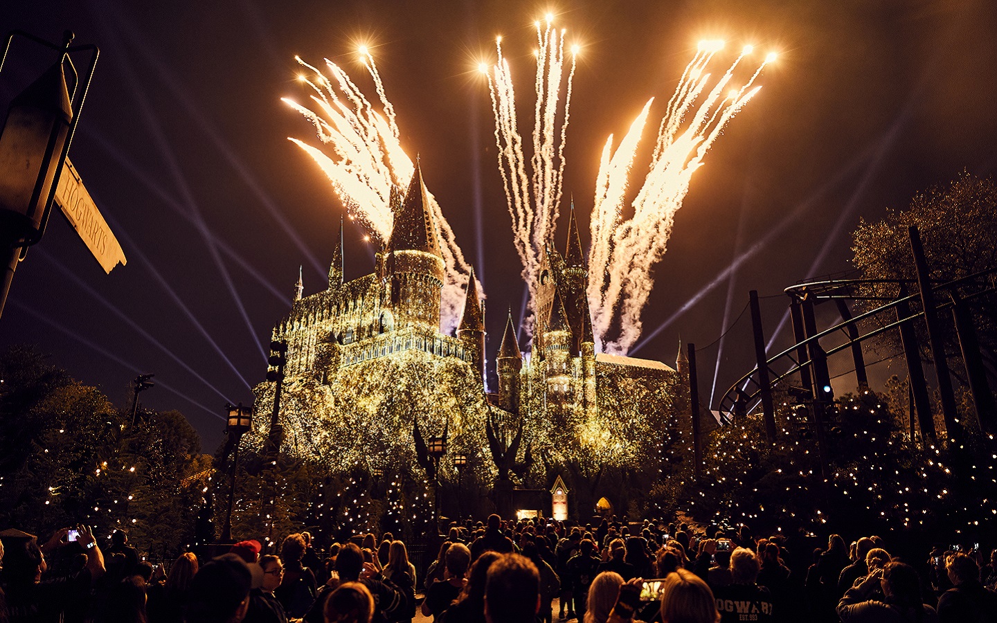 Four Houses Show on castle, The Nighttime Lights at Hogwarts™ Castle, The Wizarding World of Harry Potter - Hogsmeade, WWHM, HM, The Wizarding World of Harry Potter, WWHP, WWoHP, Universal's Islands of Adventure, IOA, Universal Orlando Resort, UOR, UO