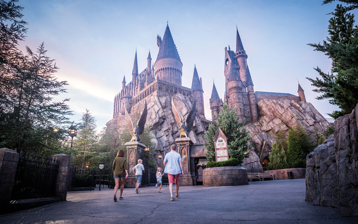 Wizarding world harry. Юниверсал парк Флорида Хогвартс. Wizarding World of Harry Potter.