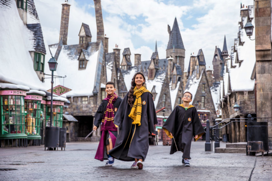 Personagens novos em cenários conhecidos como Hogsmeade