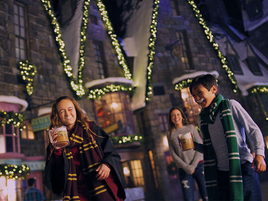 Christmas in The Wizarding World of Harry Potter - Hogsmeade