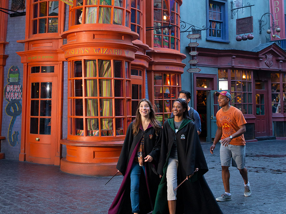 Universal Studios Wizarding World of Harry Potter Crest Hufflepuff Backpack New 