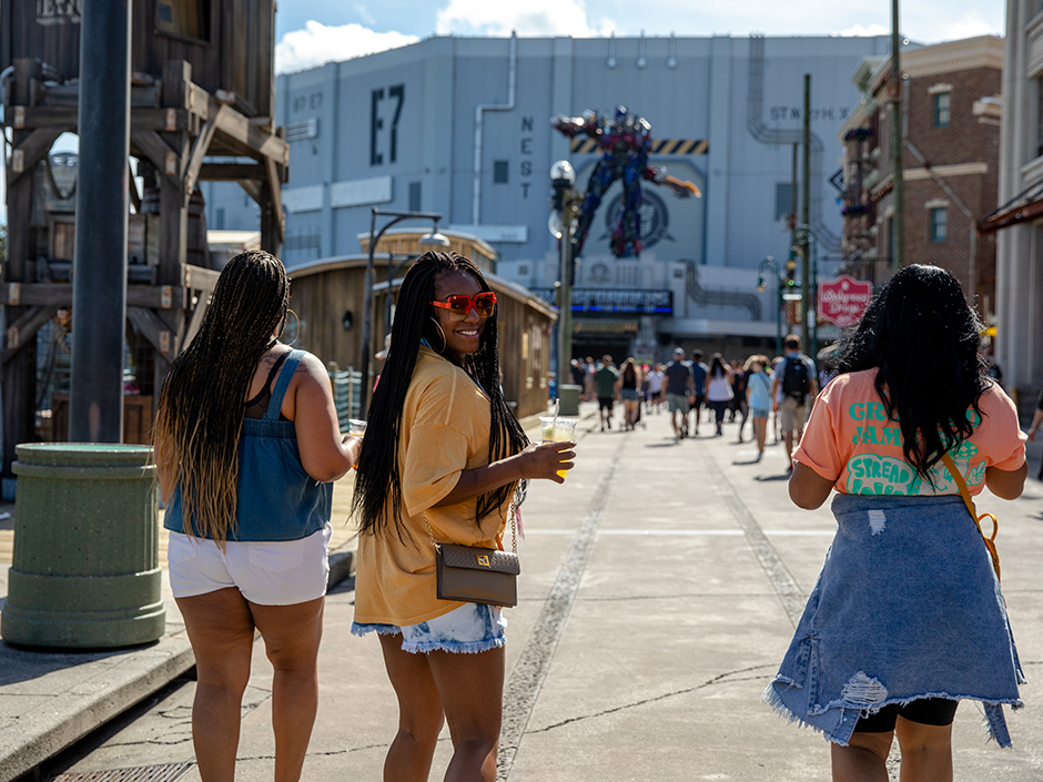 WomenWalkinginUniversalStudiosFlorida