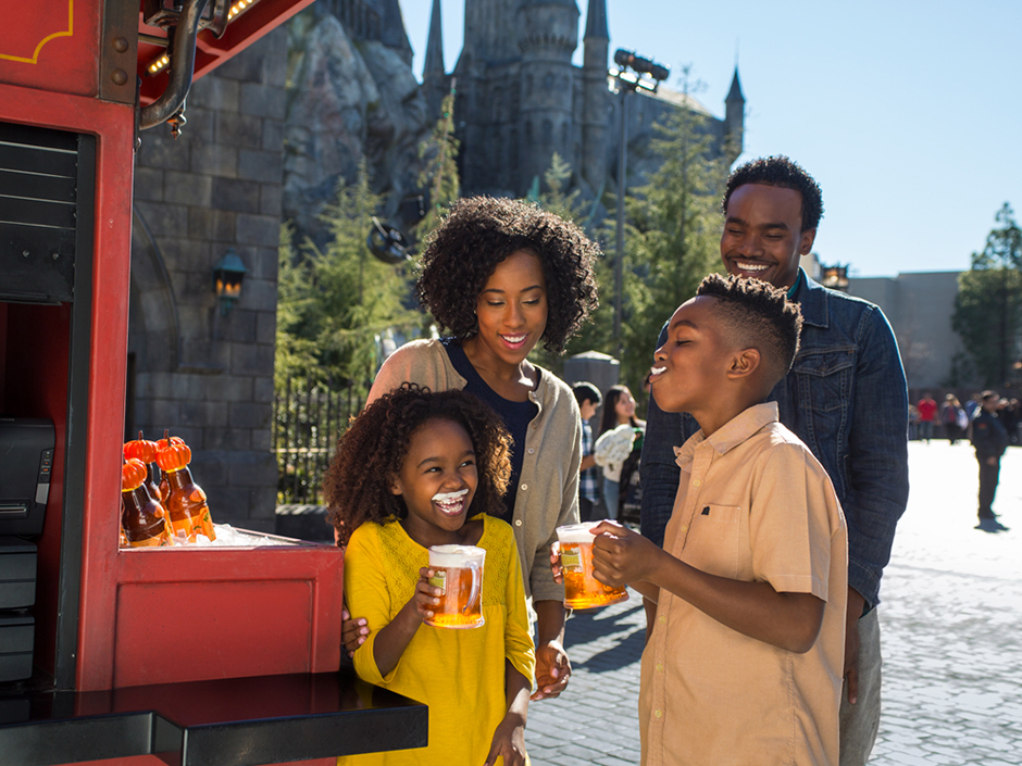 Family in Hogsmeade drinking Butterbeer at Universal Studios
