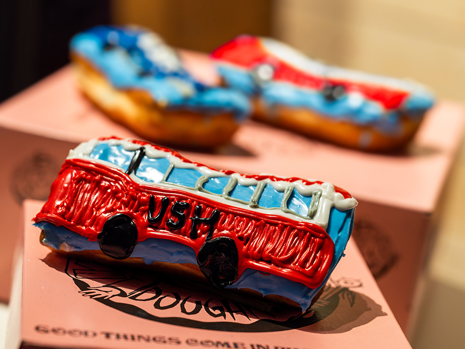 A doughnut decorated like a Universal Studios Glamor Tram for the 60th Anniversary of the Studio Tour.