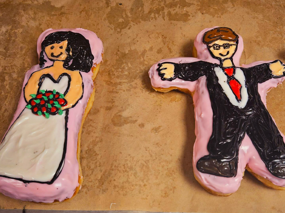 Doughnuts decorated like a bridge and groom