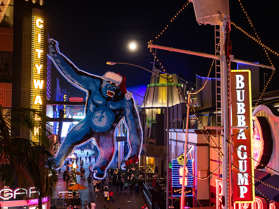 King Kong at Universal CityWalk Hollywood in a Santa hat and holding mistletoe.