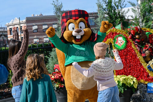 Earl the Squirrel cheers with a group of kids in Universal Studios Florida