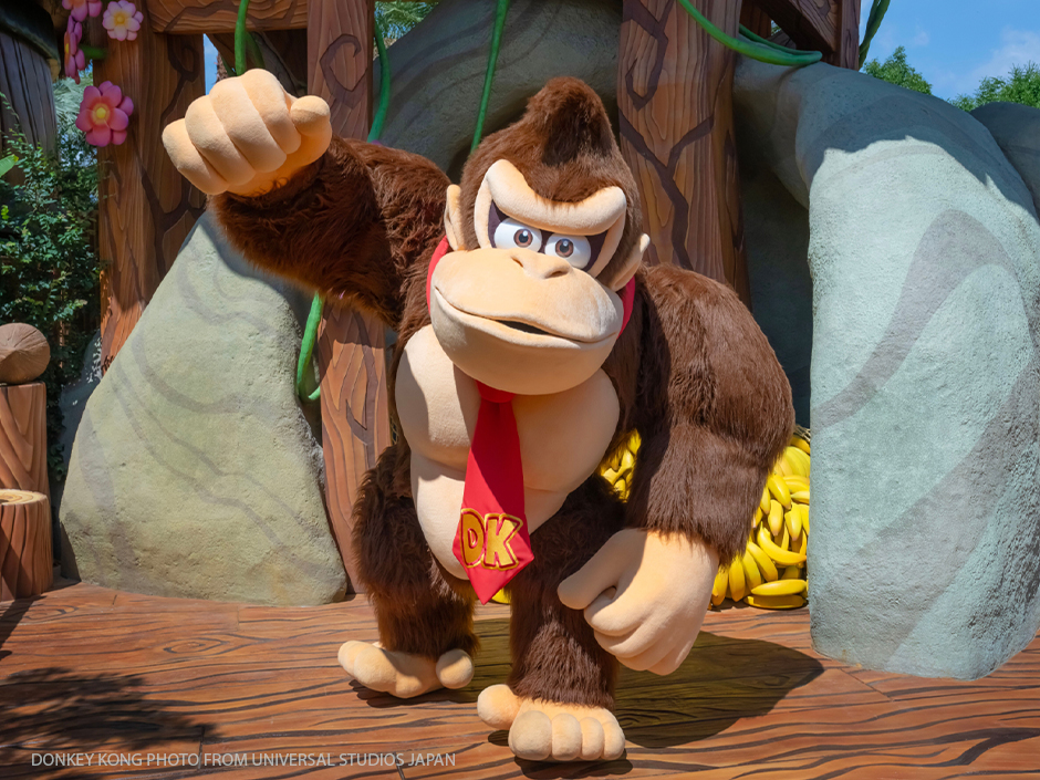 Donkey Kong raises his fist in the sky triumphantly