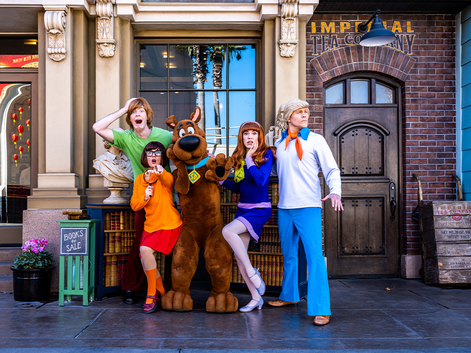 Scooby Doo and friends pose for a photo.