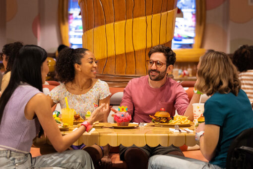 A group of guests dine at Toadstool Cafe at SUPER NINTENDO WORLD.