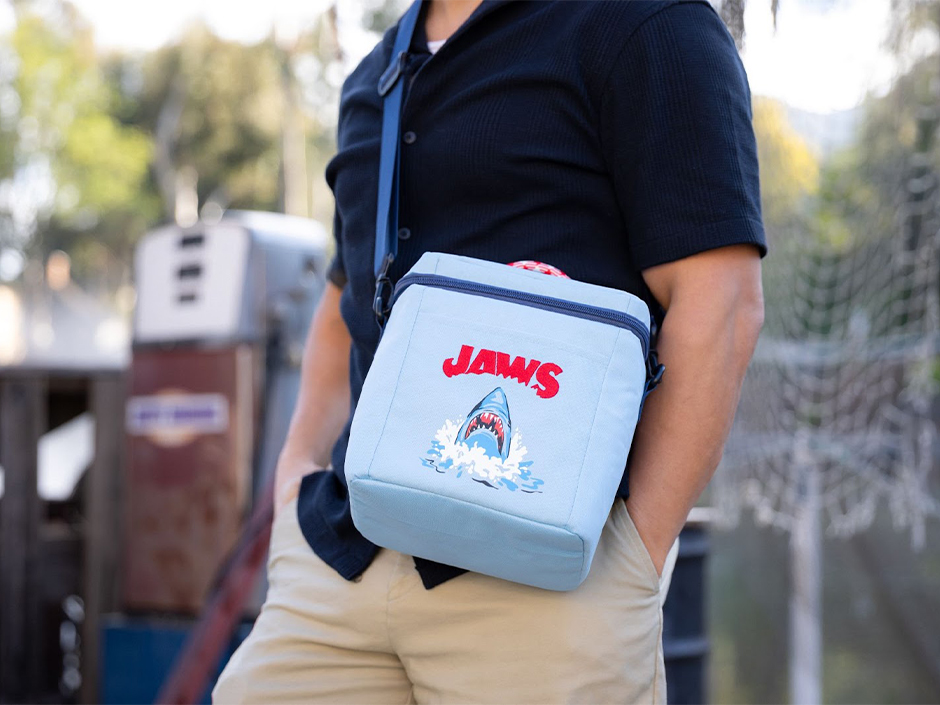 Um homem posa usando uma bolsa térmica do filme Jaws