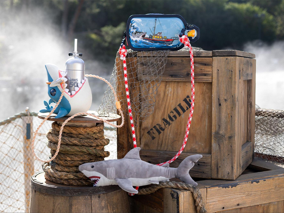 Pelúcias, canecas e bolsas do Jaws