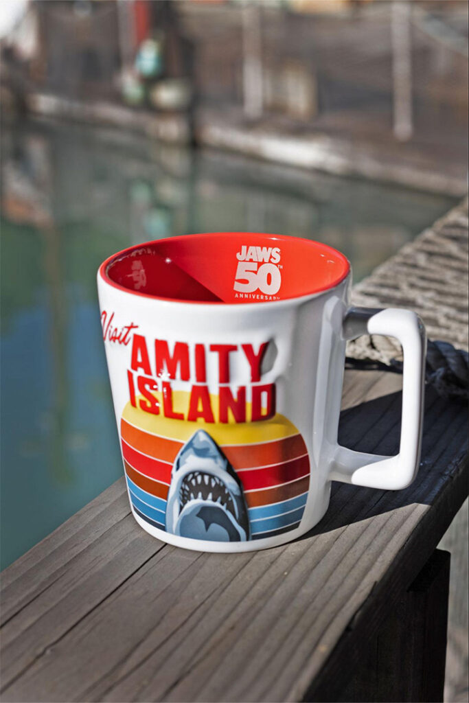 Uma caneca com o tubarão Jaws e "Amity Island" impresso nela