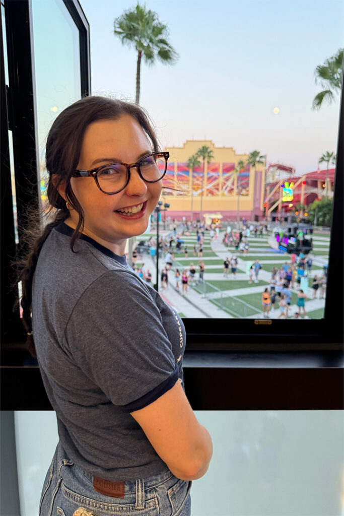 A guest stands in the cardmember lounge at Universal Studios Florida