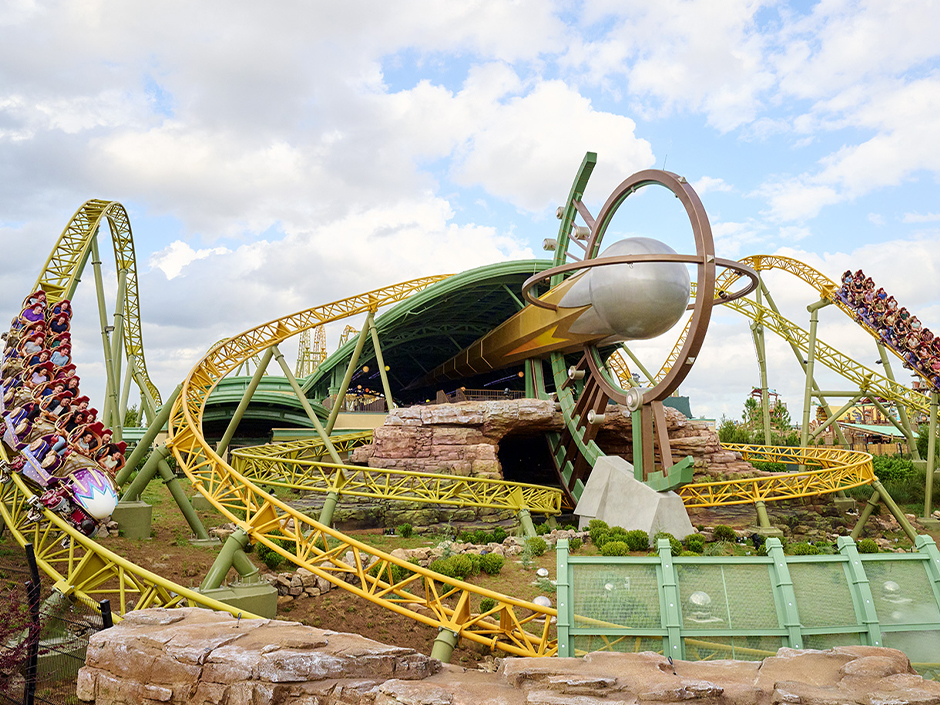 Two coasters duel on Stardust Racers
