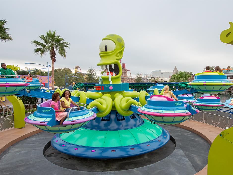 Guests spin past on Kang and Kodos' Twirl 'n' Hurl in Universal Studios Florida