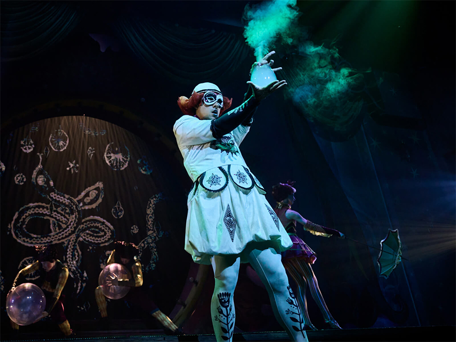 The Bubble Clown in the Cirque Arcanus show at Epic Universe