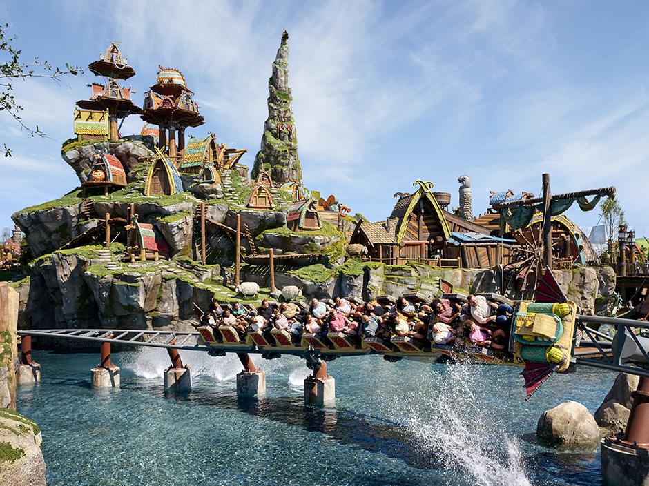 Hiccup's Wing Gliders coaster in How to Train Your Dragon - Isle of Berk