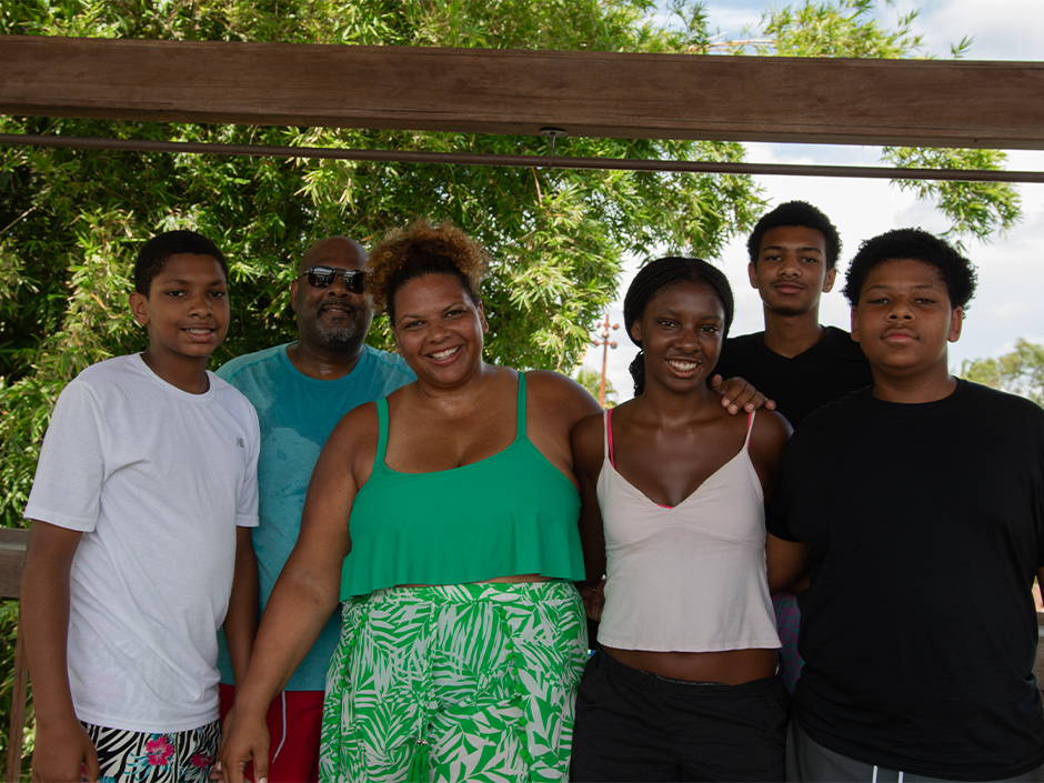 Maria Smith with her husband and children posing for a photo in their cabana at Universal Volcano Bay.