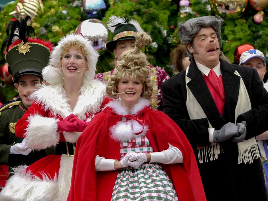 The citizens of Whoville sing Fah Who Foraze at The Ripainchmas Who liday Spectacular!