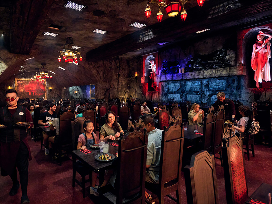 People eating inside of Das Stakehaus. 