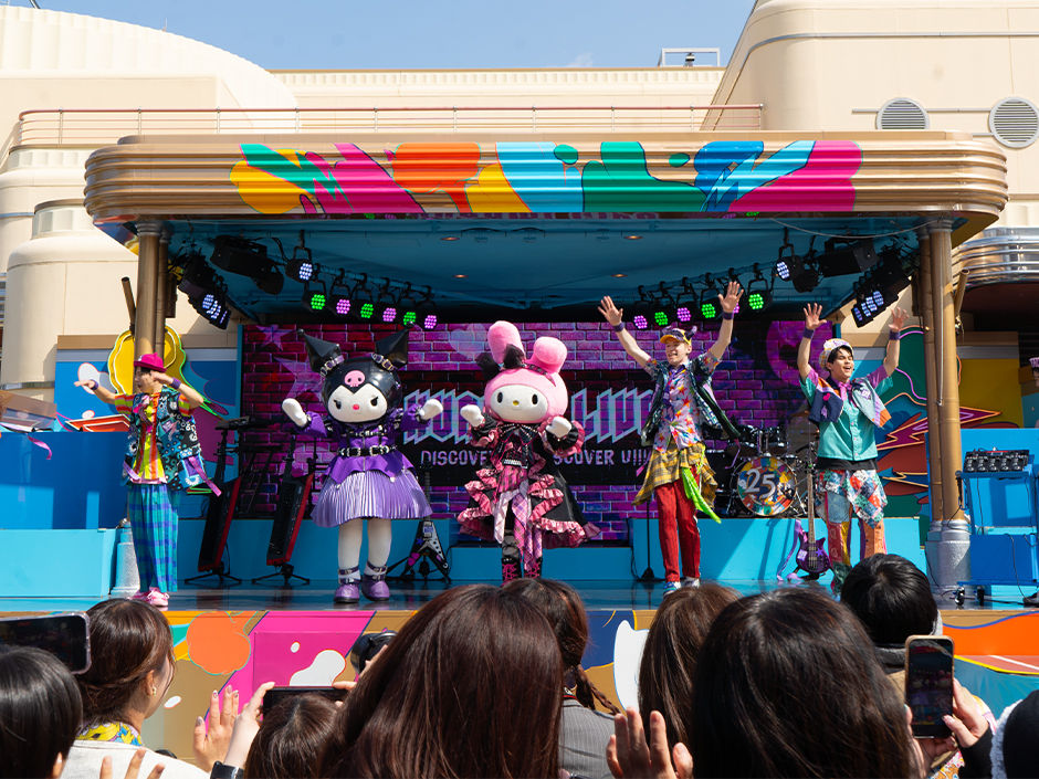 Performers standing on stage at Universal Studios Japan