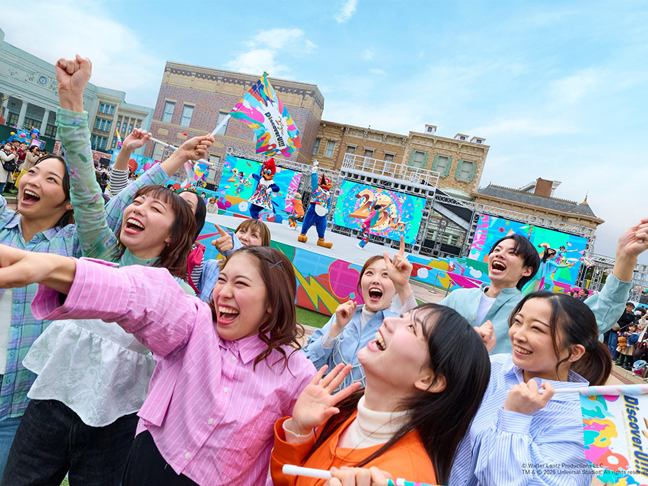 A group of people celebrating the 25th anniversary at Universal Studios Japan