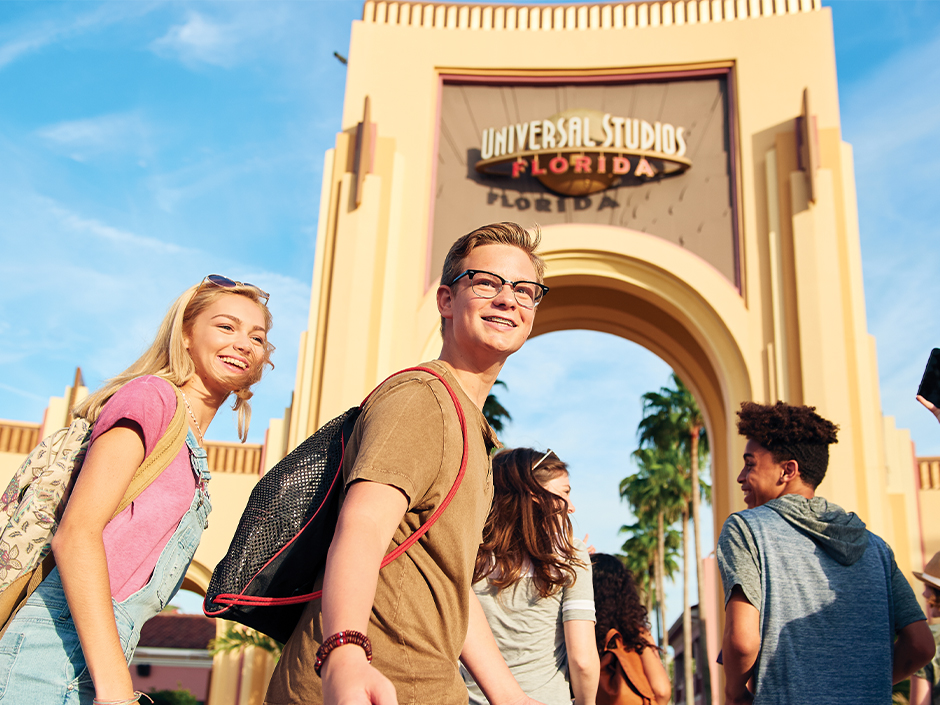 Teenagers walk into Universal Studios Florida.
