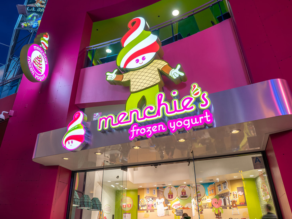Menchie's Frozen Yogurt ext at USH CityWalk