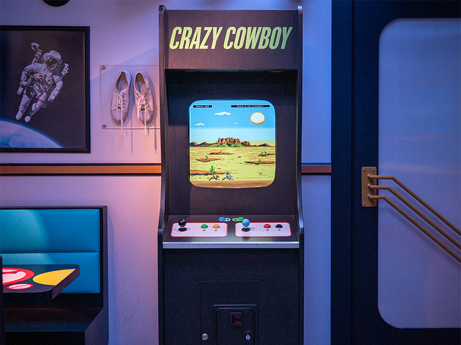 The Crazy Cowboy arcade game visible inside Universal's Great Movie Escape