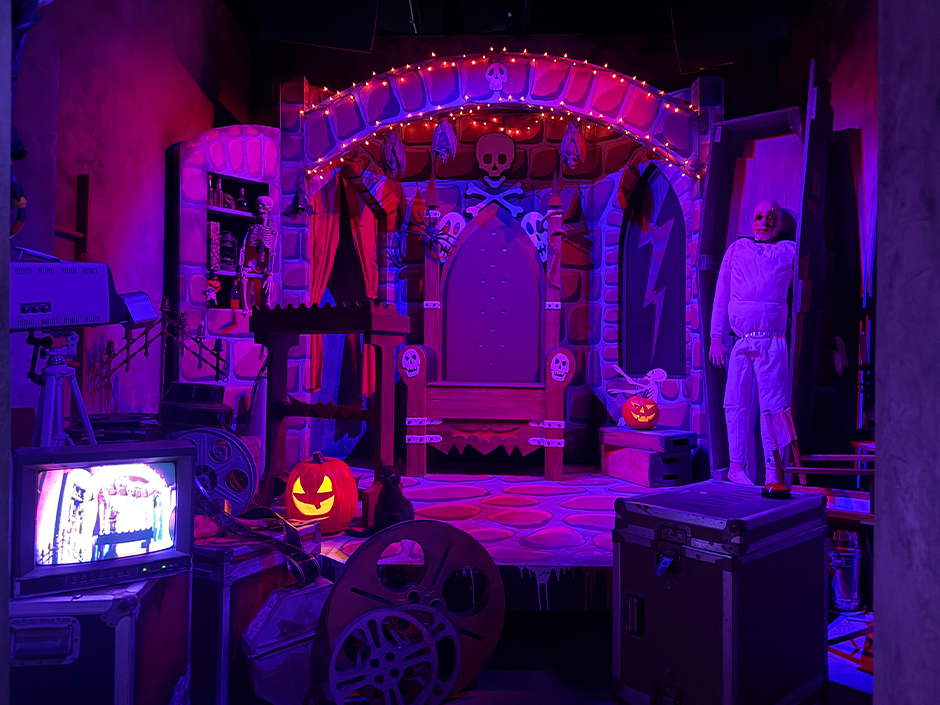 The main stage of the Midnight Horror Show in H.R. Bloodengutz Presents: A Halloween Fright-tacular at HHN