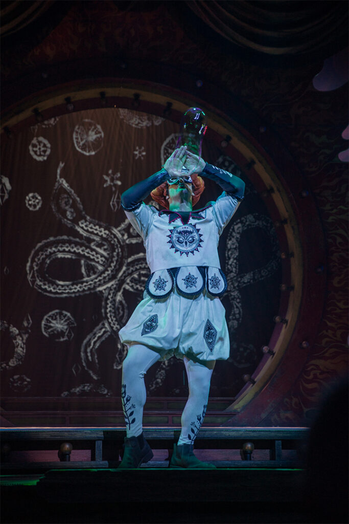 A performer in Le Cirque Arcanus