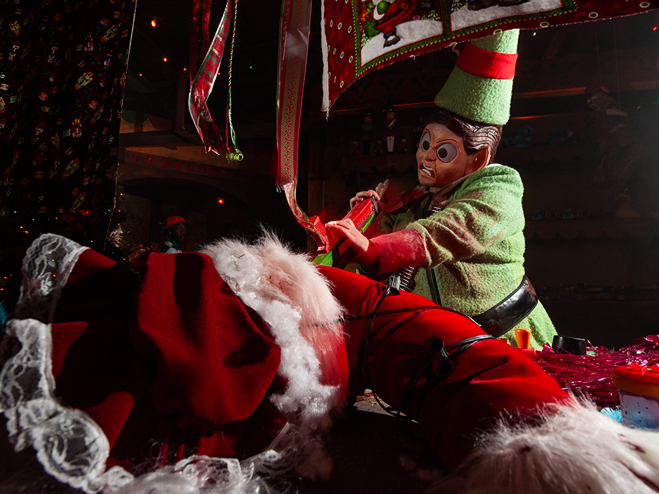 A scene from the original H.R. Bloodengutz haunted house at HHN featuring an elf attacking Santa Claus