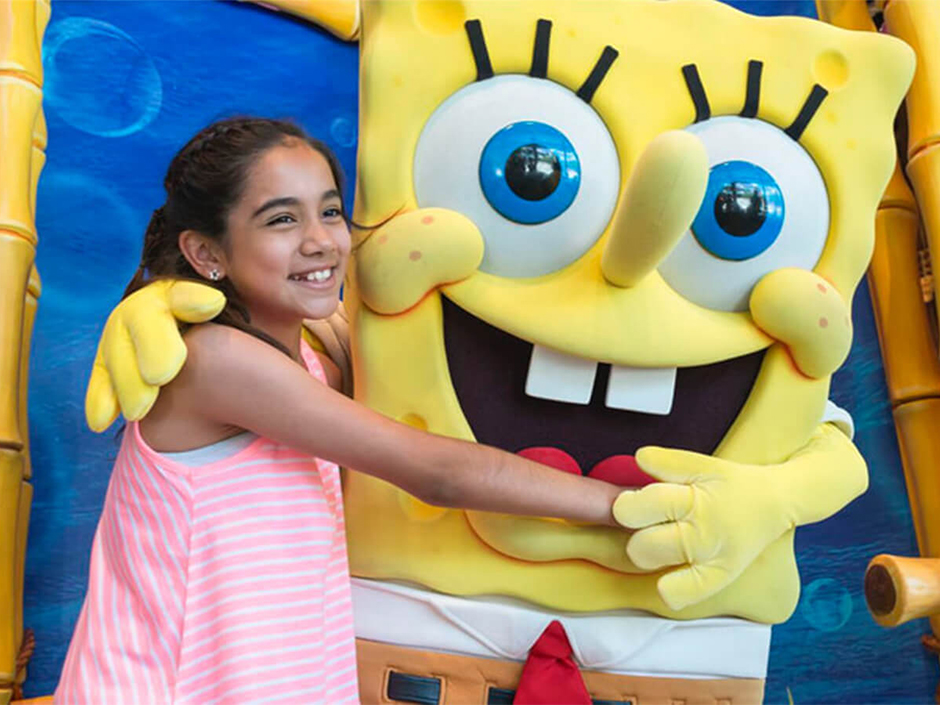 A girl meets Spongebob at Universal Orlando Resort