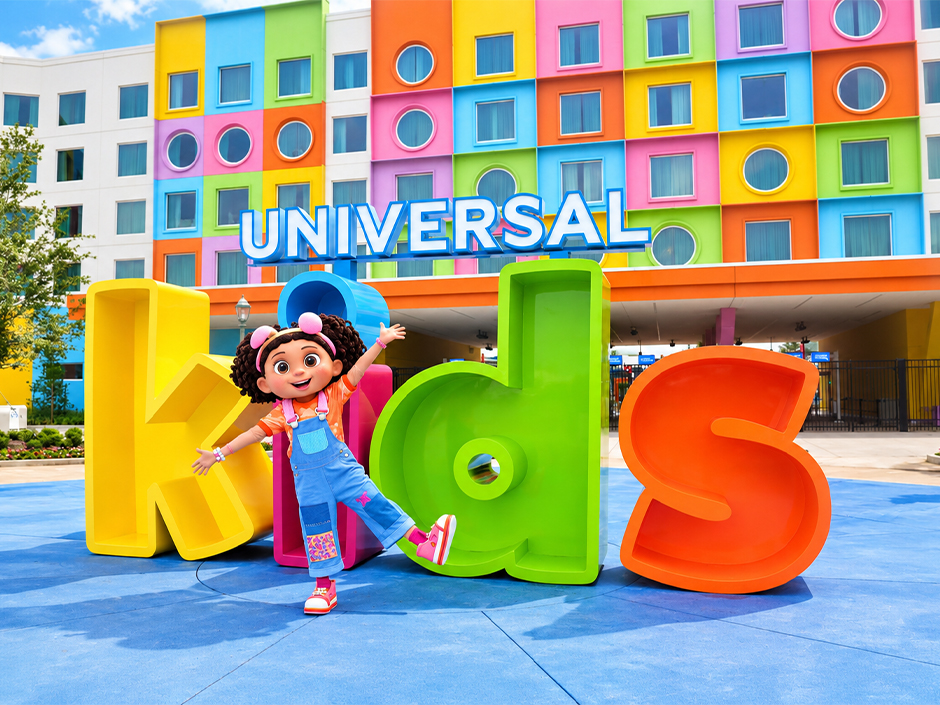 Doozie from "Doozie's Doghouse" poses in front of the Universal Kids Resort marquee.